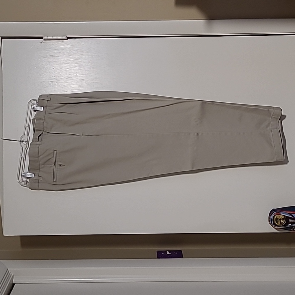 Men's Khaki Roundtree and Yorke, 26x29